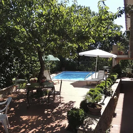 فندق مبيت وإفطار The Oaks *